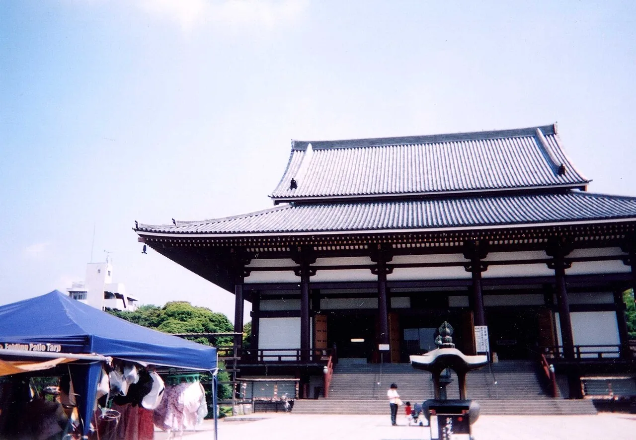 The main hall and open courtyard of Nishiarai Daishi temple in Tokyo