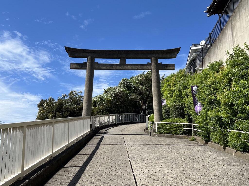 The western approach, with the Akabanedai Tunnel portal beside the shrine hill