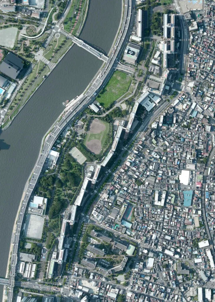 From above, the apartments form a continuous barrier protecting the park beside the river. Image made from National Land Image Information, Ministry of Land, Infrastructure, Transport and Tourism of Japan