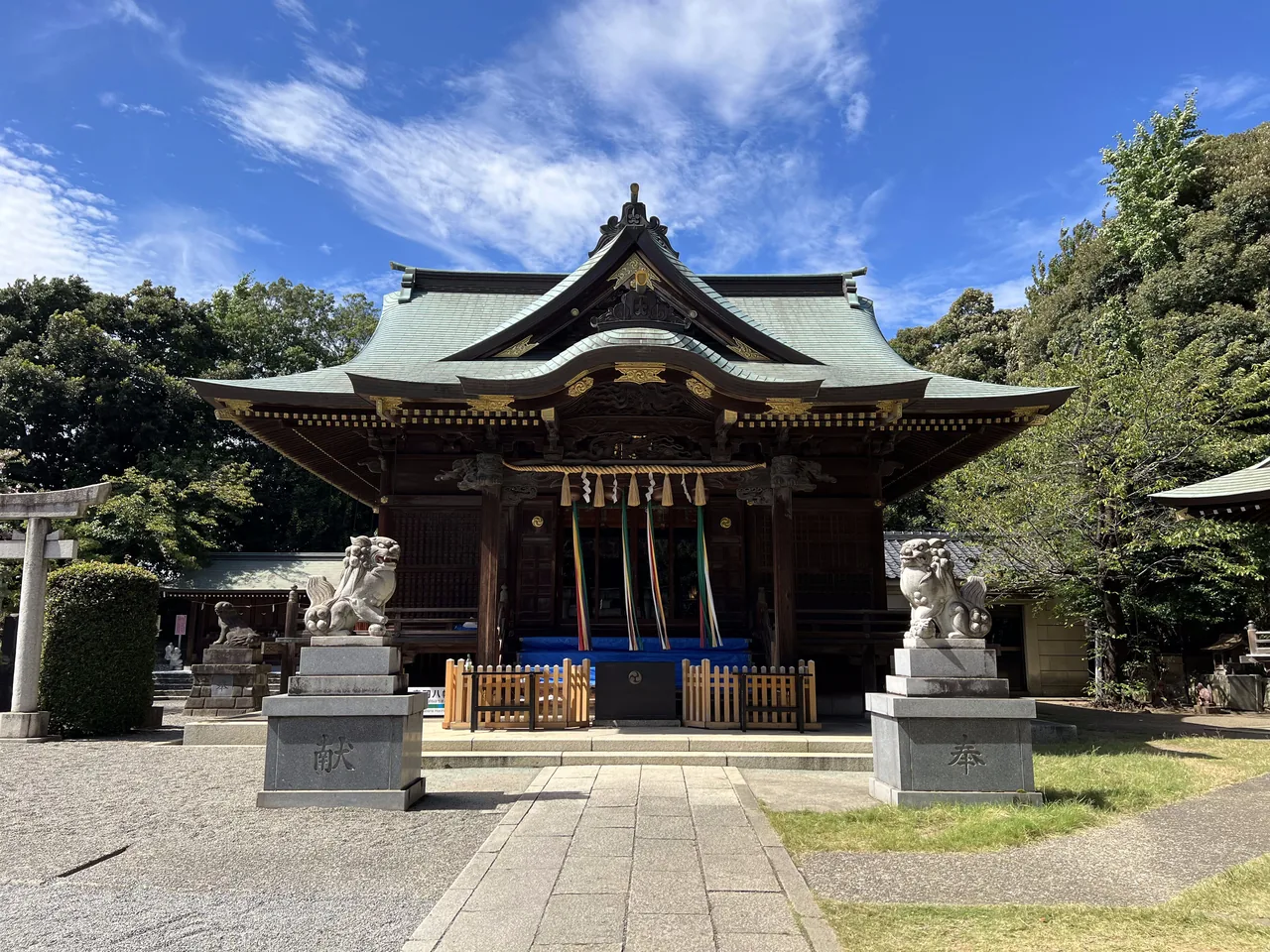 The worship hall of Akabane Hachiman Shrine surrounded by trees in northern Tokyo
