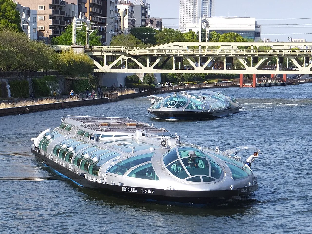 Boats in Tokyo: The ¥1,000 Water Bus, the ¥11,800 Dinner Cruise, and the One That Is Suspended